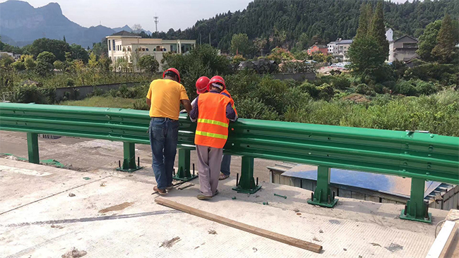 北屯高速公路护栏板的维护确保道路安全的关键环节